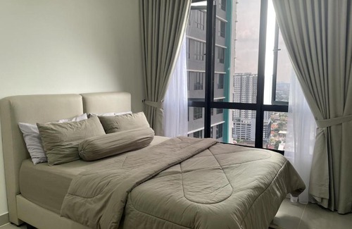 Kajang Apartment | Stylish Shiro Res: Top-Rated Stay with Oceanfront Pool
