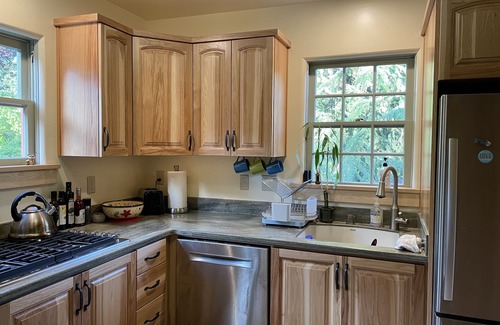 Corvallis Cottage | Exceptional ShiShi's Cottage - Steps from OSU with Breakfast