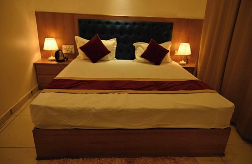 Haldwani Hotel | Discover Shiva Palace: Poolside Retreat with Family-Friendly Dining
