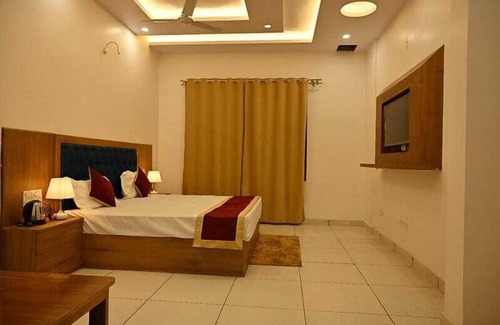 Haldwani Hotel | Discover Shiva Palace: Poolside Retreat with Family-Friendly Dining