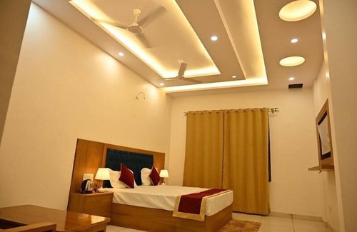 Haldwani Hotel | Discover Shiva Palace: Poolside Retreat with Family-Friendly Dining