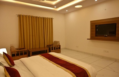 Haldwani Hotel | Budget-Friendly Stay at SHIVA PALACE with Breakfast Included