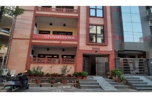 Agra Apartment | Deluxe Double Room at Shivalayaa with Relaxing Spa Access
