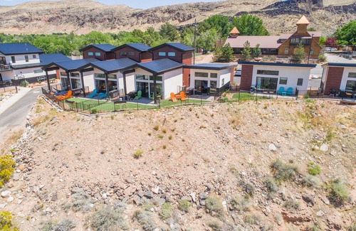La Verkin Villa | Unforgettable Views at The Dwellings - Pet Friendly Retreat