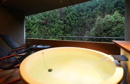 Yunohana Hotel | Elegant Shoenso Hozugawatei with Hot Tub and Family Amenities