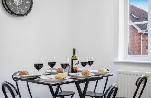 Langley Marish House | Convenient 3-Bedroom Haven Steps from the Station