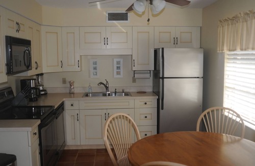 Laurel Villa | SHORE ACRES: Steps from Nokomis Beach with Ocean Views