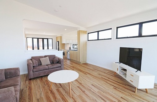 Eden Apartment | Beachside Escape: Shore Break 6 with Family-Friendly Kitchen