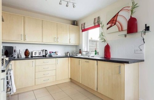 Hamworthy House | Top-Rated Shore Thing Retreat for 8 Guests with Breakfast