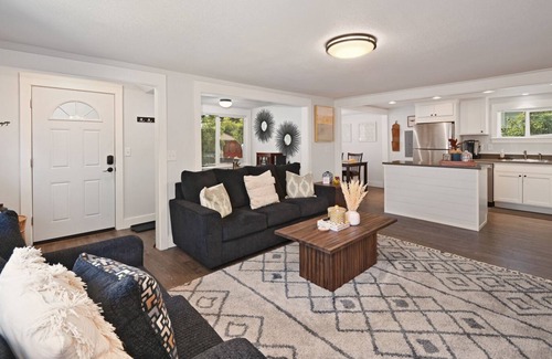 Shoreline House | Shoreline 2/3 Bedroom Bungalow close to Seattle Area Hospitals and Venues
