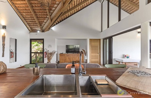 Temae Villa | Beachfront Bliss: 3BR Villa with Ocean Views in Moorea