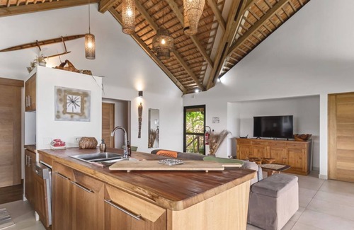 Temae Villa | Beachfront Bliss: 3BR Villa with Ocean Views in Moorea