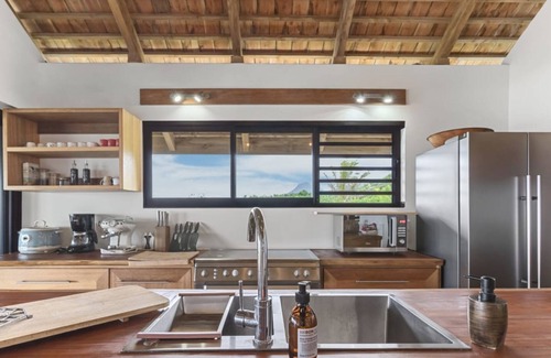 Temae Villa | Beachfront Bliss: 3BR Villa with Ocean Views in Moorea
