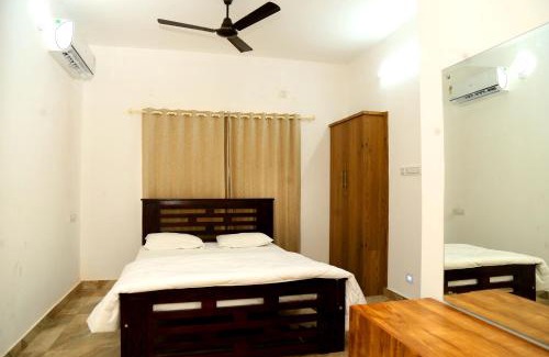 Kozhikode Apartment | Cozy Shoreline Homestay: Family-Friendly Retreat Awaits
