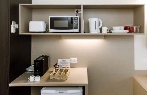 Howrah Hotel | Family-Friendly Shoreline Hotel with Pool & Dining Options