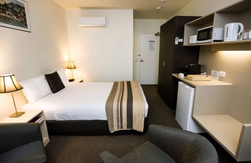 Howrah Hotel | Family-Friendly Shoreline Hotel with Pool & Dining Options