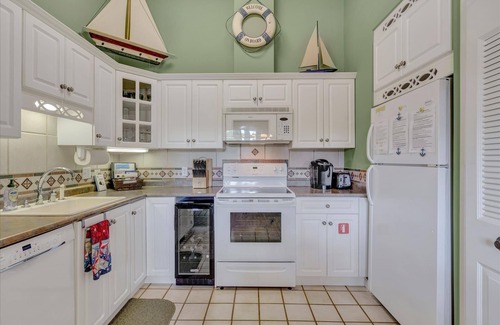 North Shore Condo | Shoreline Serenity: Pool & Boat Slip Now Open for 2025!