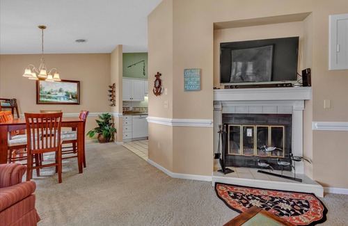 North Shore Condo | Shoreline Serenity: Pool & Boat Slip Now Open for 2025!