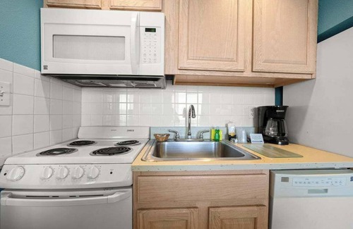 Northeast Virginia Beach Condo | Oceanfront 1BR Unit with Pool & Spa on the Boardwalk