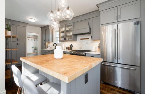 Robbinsdale House | Beautiful Shoreline Villa: Pet-Friendly Retreat with Pool