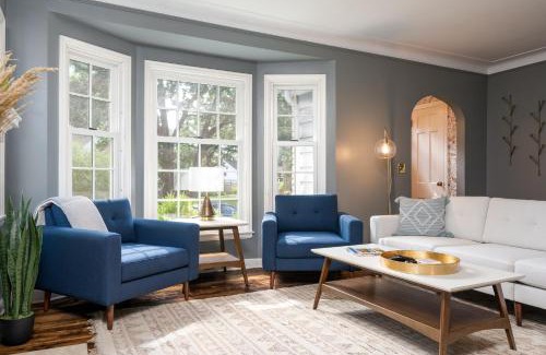 Robbinsdale House | Beautiful Shoreline Villa: Pet-Friendly Retreat with Pool