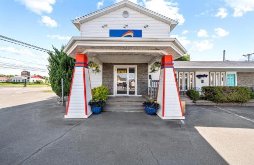 Shediac Hotel | Discover Shores Inn & Hotel: Pet-Friendly Ocean Retreat