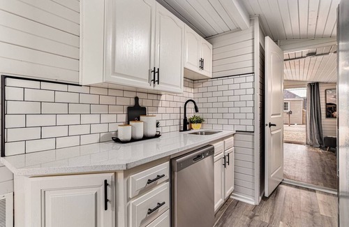 South Haven Cabin | Discover Shores: Pet-Friendly Retreat with Hot Tub & Fire Pit
