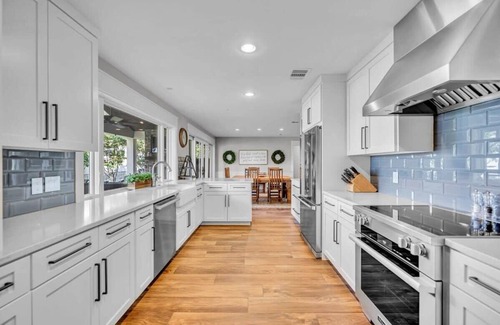 Granite Shoals House | Top-Rated Shorewood Manor: Lakefront with Boat Dock