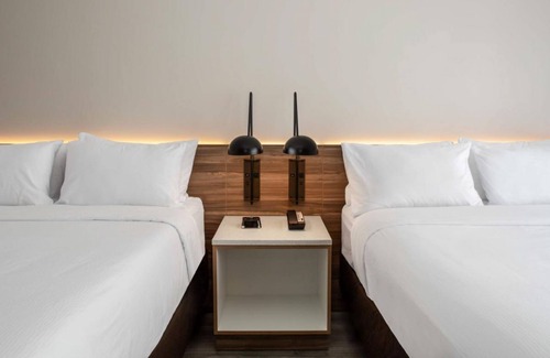 Dania Beach Hotel | Ideal Retreat Near Beach with Pool & Ocean Views