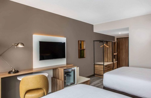 Dania Beach Hotel | Ideal Retreat Near Beach with Pool & Ocean Views