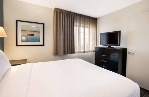 Nassau Bay House | Short Drive to Kemah Boardwalk! Full Kitchen, Pet-friendly, Free Parking!