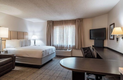 Park Central Hotel | Convenient Access to Dallas Arboretum with Free Parking!