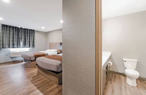 Foxboro Hotel | Convenient Escape Near Xtreme Craze with Free Breakfast