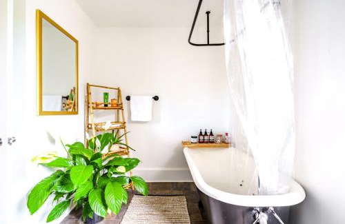 Victorian Village House | Convenient Downtown Convention Hotel with Private Parking