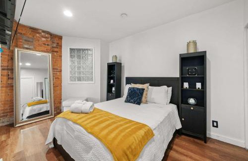 Short North House | Short North Lounge - Stay for 2