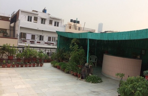 Noida Apartment | Budget-Friendly Short Stay with Breakfast & Kitchen Amenities