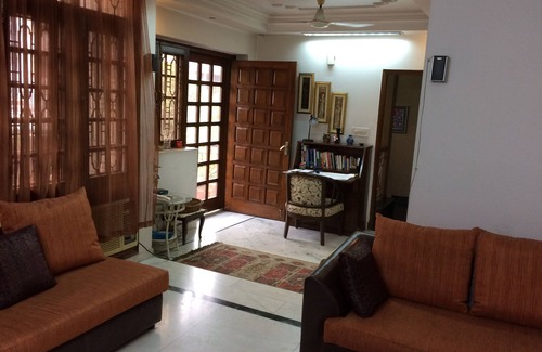 Noida Apartment | Budget-Friendly Short Stay with Breakfast & Kitchen Amenities