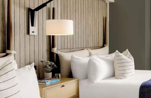 Goat Island Hotel | Short Stroll to Historic Downtown | Scenic Water View Room w/Balcony