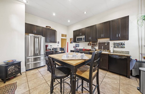 Fan District House | Prime Location Stay in The Fan District with Breakfast Included