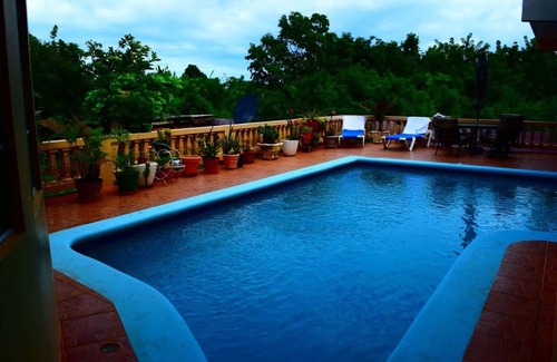 Duncans House | Steps from the Beach with Oceanfront Pool & Breakfast