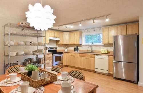 Wellfleet House | Short Walk to Long Pond Swimming Beach!