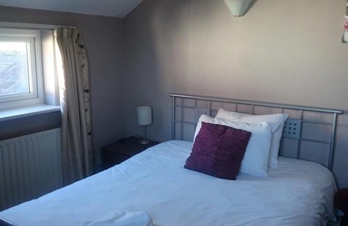 Yardley Gobion Hotel | Cozy Stay at Shoulder Of Mutton: Pet-Friendly & Breakfast