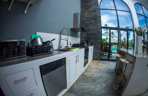 El Jobo Hotel | Discover Show Pony Beach Resort: Pool & Spa Retreat