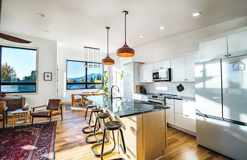 Red Lodge House | Shred Lodge - Modern Home with Ocean View & Spa Amenities