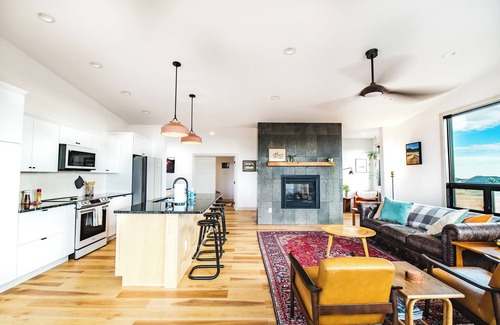 Red Lodge House | Shred Lodge - Modern Home with Ocean View & Spa Amenities