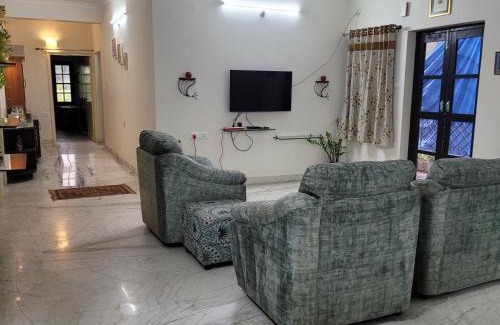 Begumpet Apartment | Welcoming Shree Nivasam: Pet & Child Friendly Getaway