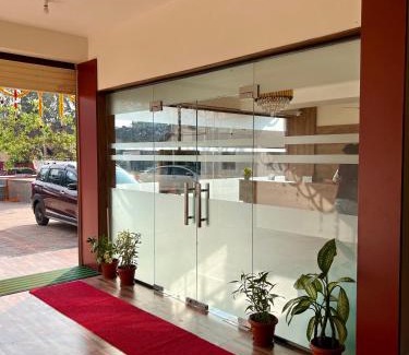 Udupi Hotel | Budget-Friendly Stay at Shree Swarna Comforts for Families