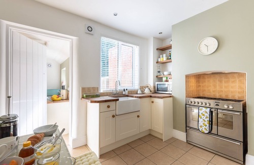 Shifnal Cottage | Shrewsbury Fields: Cozy Holiday Let for 5 Guests