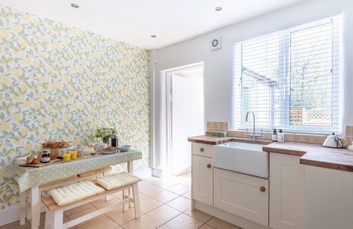 Shifnal Cottage | Shrewsbury Fields: Cozy Holiday Let for 5 Guests