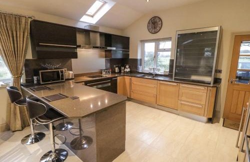 Blackburn House | Inviting Shreyas Cottage: Rated 8.8/10, Family-Friendly Stays